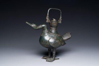 Een Chinees archaïsch bronzen wijnvat in de vorm van een gans, Song