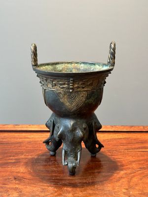 Een Chinees archaïstisch bronzen ritueel voedselvat in westerse Zhou-stijl, 'yan', Ming — foto 1