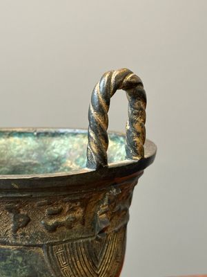 Een Chinees archaïstisch bronzen ritueel voedselvat in westerse Zhou-stijl, 'yan', Ming — foto 10