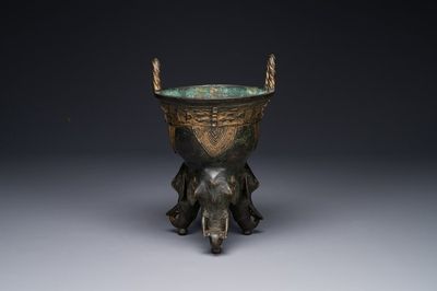 Een Chinees archaïstisch bronzen ritueel voedselvat in westerse Zhou-stijl, 'yan', Ming