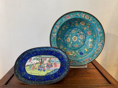 Een Chinees bassin met turquoise fondkleur en een schotel in Canton email, 18/19e eeuw — foto 1