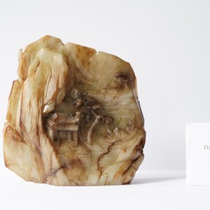 Een Chinees berglandschap met een vissersboot in gevlekt witte jade, Qing — foto 7