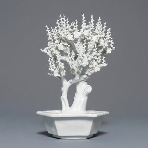 Een Chinees blanc de Chine model van een boom, Kangxi — foto 1