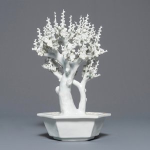 Een Chinees blanc de Chine model van een boom, Kangxi — foto 3