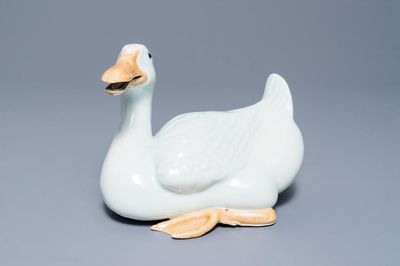 Een Chinees blanc de Chine model van een gans, reliëfmerk, Republiek, 20e eeuw
