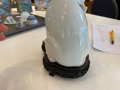 Een Chinees blanc de Chine model van een kat op houten sokkel, Republiek — foto 3