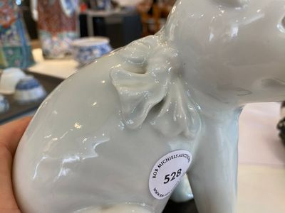 Een Chinees blanc de Chine model van een kat op houten sokkel, Republiek — foto 5