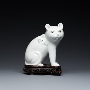 Een Chinees blanc de Chine model van een kat op houten sokkel, Republiek — foto 2