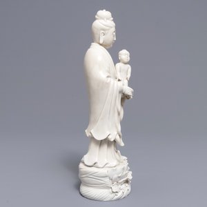 Een Chinees blanc de Chine model van Guanyin met kind, 19e eeuw — foto 3