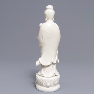 Een Chinees blanc de Chine model van Guanyin met kind, 19e eeuw — foto 4