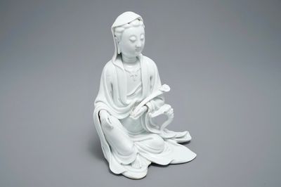 Een Chinees blanc de Chine model van Guanyin met reliëfmerk op de rug, 18e eeuw