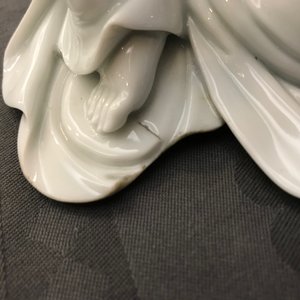 Een Chinees blanc de Chine model van Guanyin met reliëfmerk op de rug, 18e eeuw — foto 14