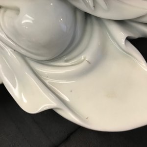 Een Chinees blanc de Chine model van Guanyin met reliëfmerk op de rug, 18e eeuw — foto 16