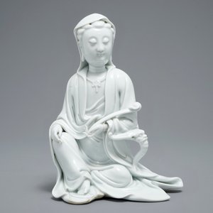 Een Chinees blanc de Chine model van Guanyin met reliëfmerk op de rug, 18e eeuw — foto 2
