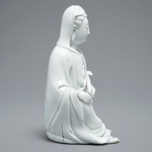 Een Chinees blanc de Chine model van Guanyin met reliëfmerk op de rug, 18e eeuw — foto 3