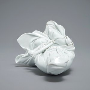 Een Chinees blanc de Chine model van Guanyin met reliëfmerk op de rug, 18e eeuw — foto 7