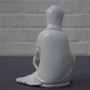Een Chinees blanc de Chine model van Guanyin met reliëfmerk op de rug, 18e eeuw — foto 9