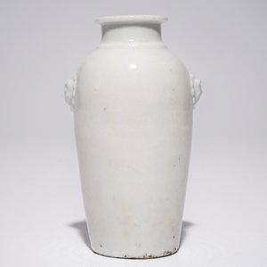 Een Chinees blanc de Chine vaasje met oren in de vorm van leeuwenkoppen, Kangxi — foto 3