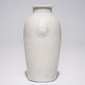 Een Chinees blanc de Chine vaasje met oren in de vorm van leeuwenkoppen, Kangxi — foto 4