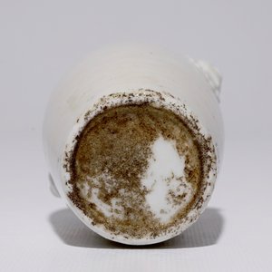 Een Chinees blanc de Chine vaasje met oren in de vorm van leeuwenkoppen, Kangxi — foto 6