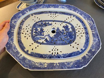Een Chinees blauw-wit 53-delig servies, Qianlong — foto 11