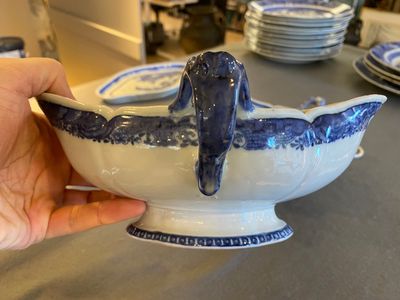 Een Chinees blauw-wit 53-delig servies, Qianlong — foto 22