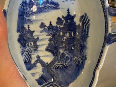 Een Chinees blauw-wit 53-delig servies, Qianlong — foto 24