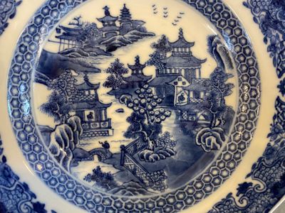 Een Chinees blauw-wit 53-delig servies, Qianlong — foto 36