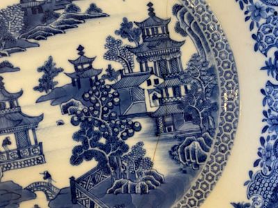 Een Chinees blauw-wit 53-delig servies, Qianlong — foto 46