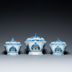 Een Chinees blauw-wit 53-delig servies, Qianlong — foto 3
