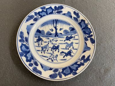 Een Chinees blauw-wit 'Acht paarden van Mu Wang' bord, Kangxi — foto 1