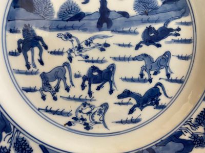 Een Chinees blauw-wit 'Acht paarden van Mu Wang' bord, Kangxi — foto 4
