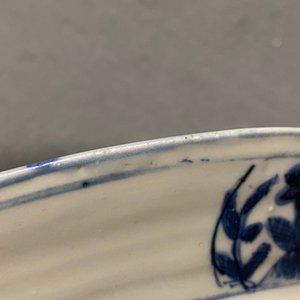Een Chinees blauw-wit bassin met figuren in een landschap, Wanli — foto 16