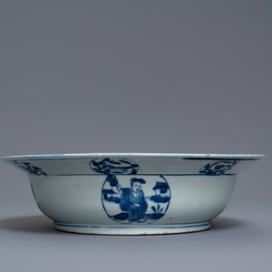 Een Chinees blauw-wit bassin met figuren in een landschap, Wanli — foto 3