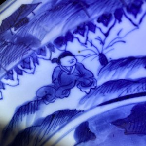 Een Chinees blauw-wit bassin met figuren in een landschap, Wanli — foto 9