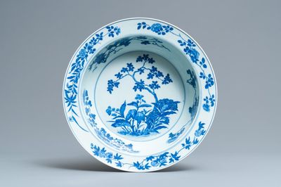 Een Chinees blauw-wit bassin met floraal decor, 19e eeuw
