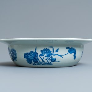 Een Chinees blauw-wit bassin met floraal decor, 19e eeuw — foto 4
