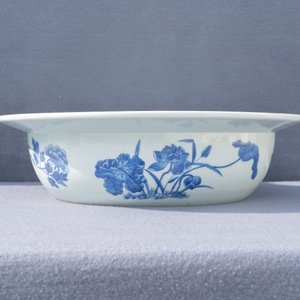 Een Chinees blauw-wit bassin met floraal decor, 19e eeuw — foto 9