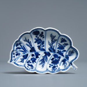 Een Chinees blauw-wit bladvormig schoteltje, Kangxi — foto 1