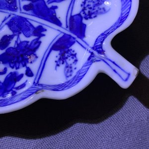 Een Chinees blauw-wit bladvormig schoteltje, Kangxi — foto 5
