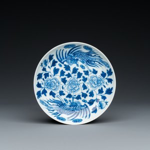 Een Chinees blauw-wit 'Bleu de Hue' bord met feniksen voor Đặng Huy Trứ (1825 - 1874), Đặng Huy Trứ merk en cirkelvormige inscriptie, gedat. 1868 — foto 1