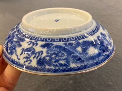 Een Chinees blauw-wit 'Bleu de Hue' bord voor de Vietnamese markt, Nhất merk, Minh Mạng, ca. 1820-1840 — foto 7