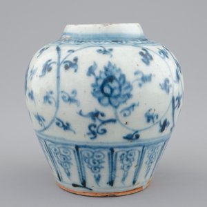 Een Chinees blauw-wit bolvaasje met floraal decor, Ming Dynastie — foto 5