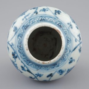 Een Chinees blauw-wit bolvaasje met floraal decor, Ming Dynastie — foto 6