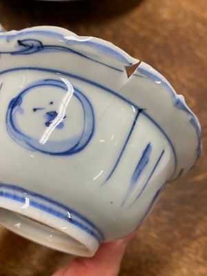 Een Chinees blauw-wit bord, een klapmuts kom en een 'Hansje-in-de-kelder', Wanli/Yongzheng — foto 11