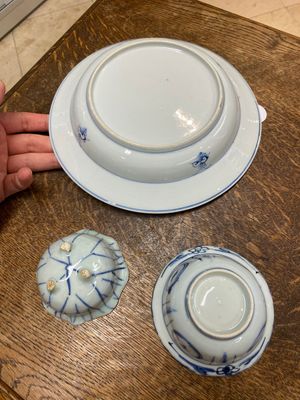 Een Chinees blauw-wit bord, een klapmuts kom en een 'Hansje-in-de-kelder', Wanli/Yongzheng — foto 2