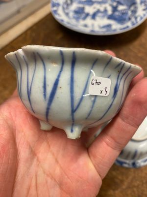Een Chinees blauw-wit bord, een klapmuts kom en een 'Hansje-in-de-kelder', Wanli/Yongzheng — foto 5