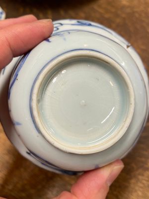 Een Chinees blauw-wit bord, een klapmuts kom en een 'Hansje-in-de-kelder', Wanli/Yongzheng — foto 10