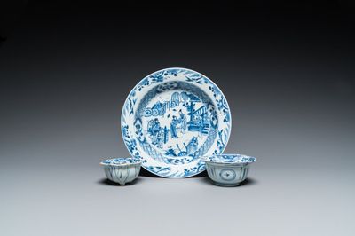 Een Chinees blauw-wit bord, een klapmuts kom en een 'Hansje-in-de-kelder', Wanli/Yongzheng