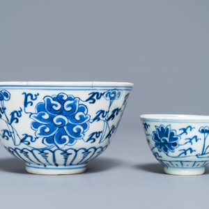 Een Chinees blauw-wit bord, een kom en een kop en schotel met lotusdecor, Guangxu merk, 19/20e eeuw — foto 7